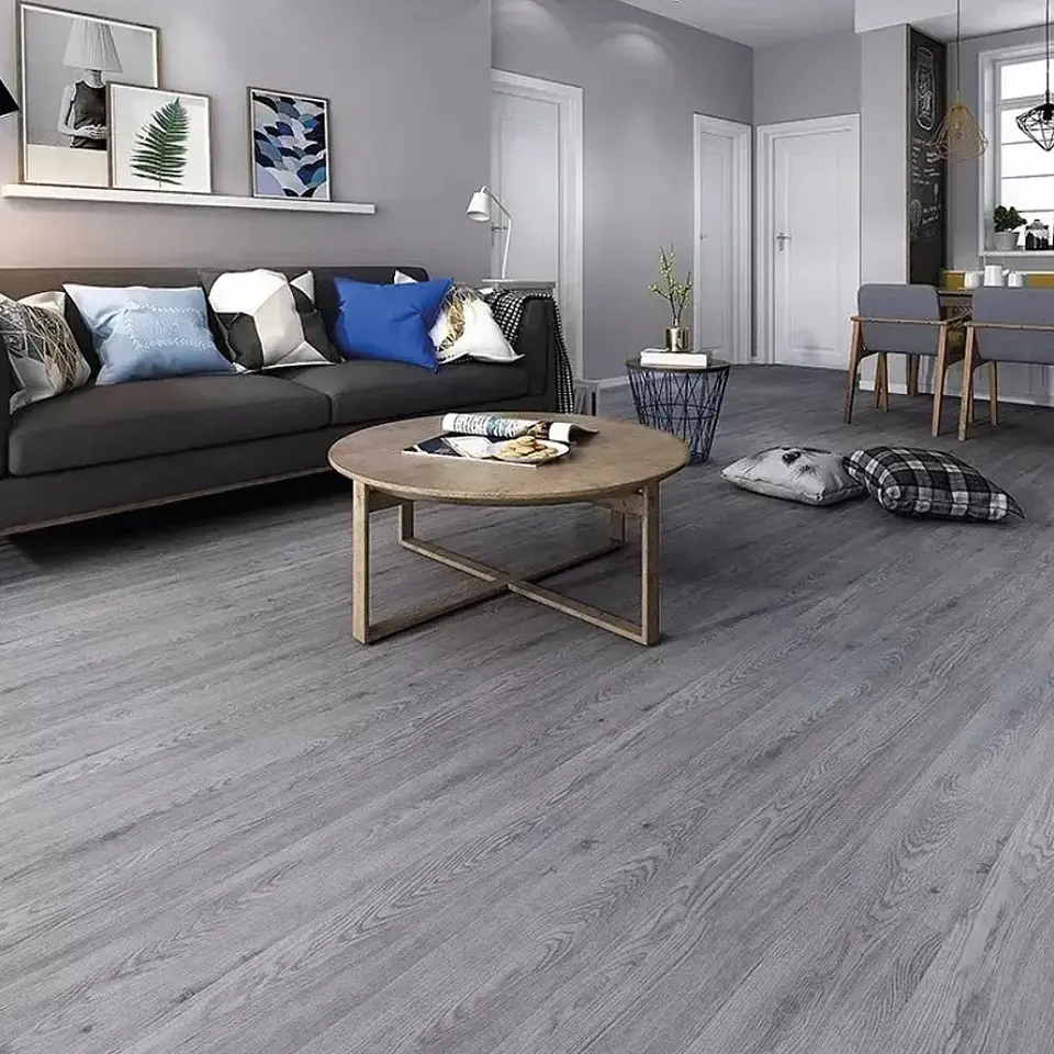 Piso Vinílico SPC Gris Biselado 2,24mt2, 5mm 122x18,4 cm 2