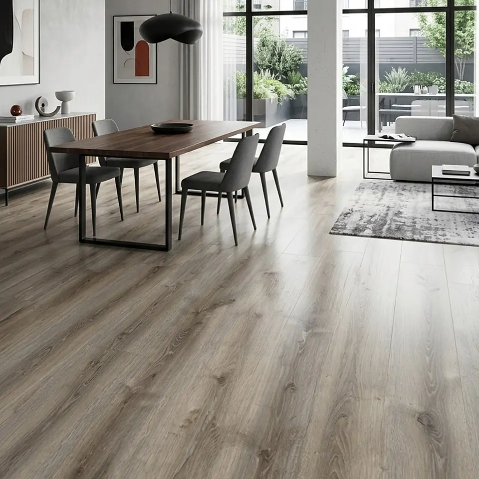 Piso Vinílico SPC Gris Alerce 2,24mt2, 5mm 122x18,4 cm 2