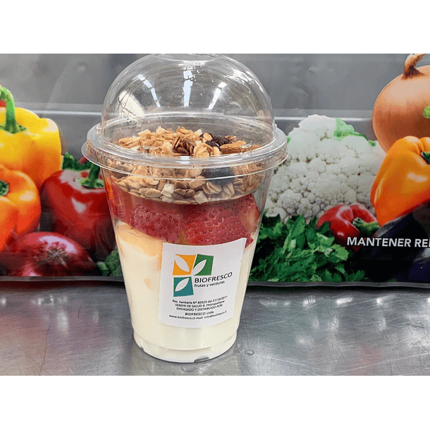 VASO DE FRUTA, GRANOLA Y YOGURTH 2