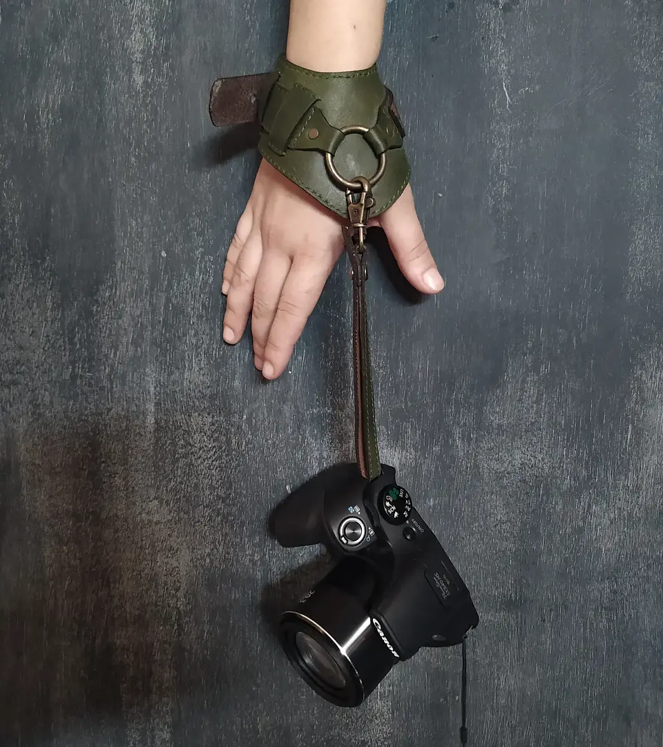 Camera Holder Handshot 4
