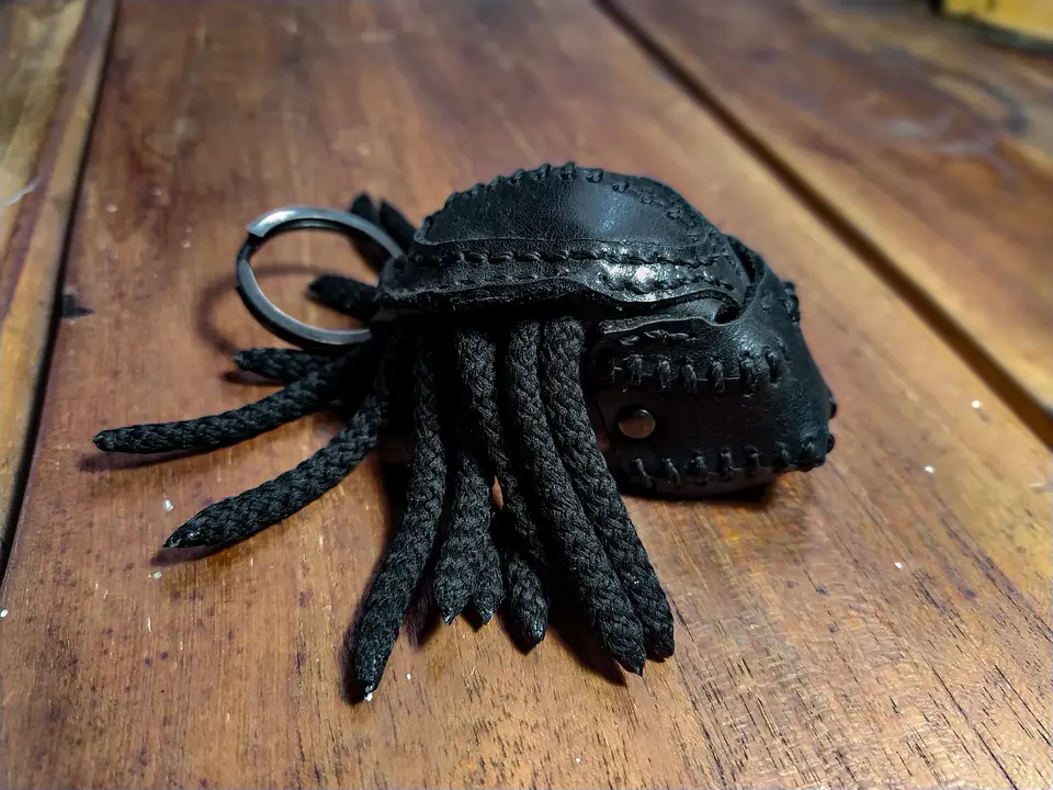 Llavero en cuero Predator 2
