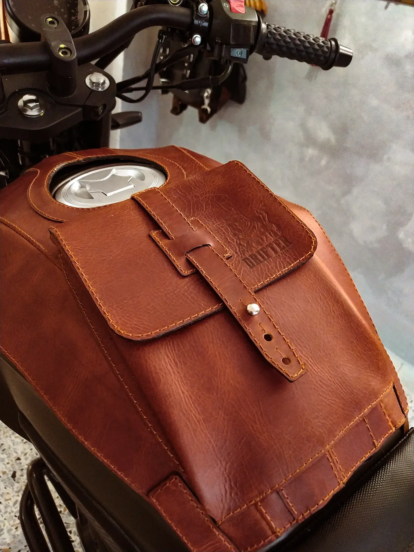Cubretanque en cuero para moto 1
