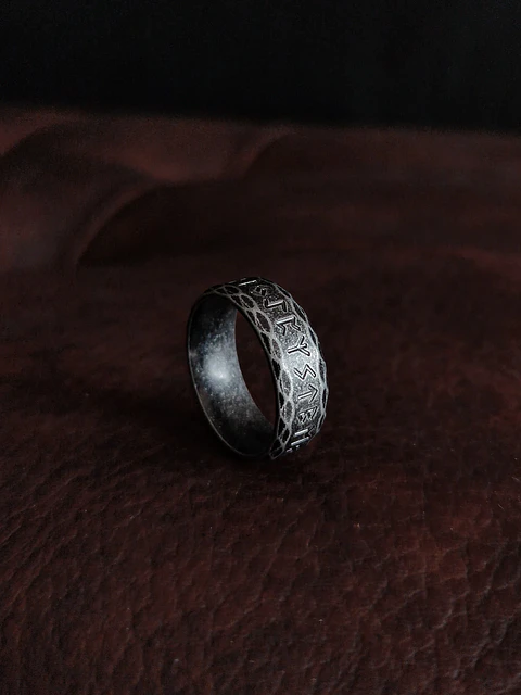 Anillo rúnico martillado