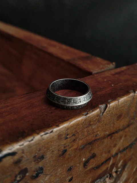 Anillo rúnico geométrico