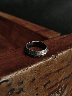 Anillo rúnico geométrico