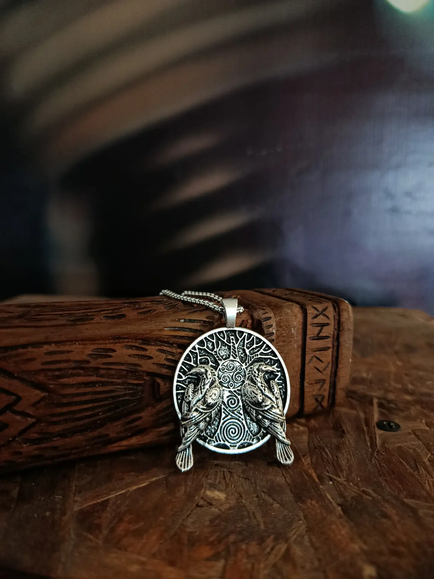 Collar dije cuervos 1