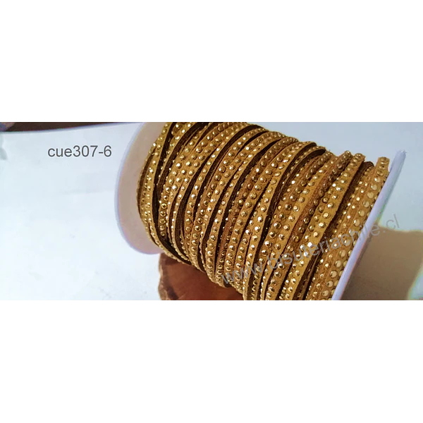 Gamuza color claro con tachas doradas, 3 mm de ancho, por metro