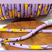 Cordón diseño, color lila con aplicación de flores, 5 mm de ancho por metro
