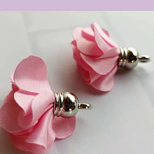 Borla flor rosada, base plateado 24 mm de largo, por par