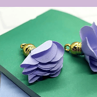Borla flor lila, base dorado 24 mm de largo, por par