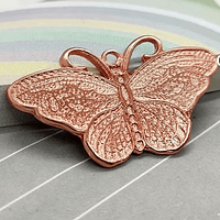 Colgante mariposa baño de cobre, 36 x 21 mm, por unidad