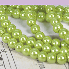 Perla Fantasía 8 mm, en color verde metalizado, tira de 113 perlas aprox
