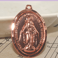 Colgante con Virgen, baño de cobre, 32 x 23 mm, por unidad
