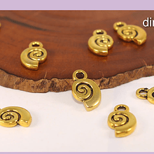 Dije dorado caracola, 12 x 7 mm, set de 8 unidades