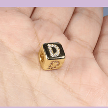 Separador baño de oro, y letra "D" con circones, 9 x 9 mm, agujero de 4 mm, por unidad