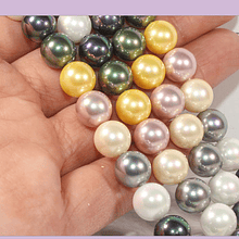 Perla Shell 10 mm, en tonos verde, gris, rosado y amarillo, tira de 40 perlas aprox