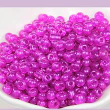 Mostacillón color fucsia, bolsa de 50 grs (6/0)