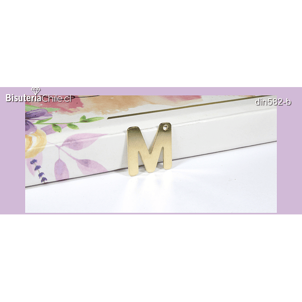 Dije letra "M", baño de oro 18 k, color oro claro, textura lisa, 15 x 14 mm, por unidad