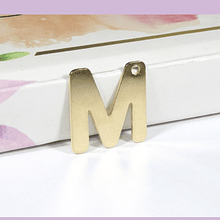 Dije letra "M", baño de oro 18 k, color oro claro, textura lisa, 15 x 14 mm, por unidad