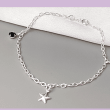 Pulsera baño de plata, con dijes de cristal negro y estrella, 21 cm, de largo, por unidad.