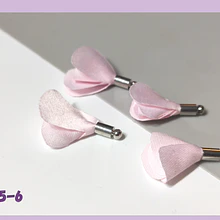 Borla de en forma de flor, color rosa, en base plateado, 26 mm de largo x 13 mm de ancho, ser de 4 unidades