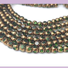 Perla de vidrio color verde con aplicaciones de cobre de 6 mm, tira de 50 perlas
