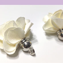 Borla flor crema, base plateado, 24 mm de largo, por par