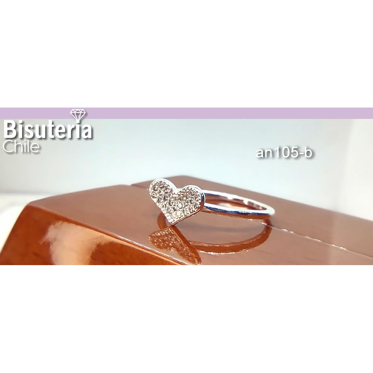 Anillo baño de plata, con aplicación de corazón con zirco...