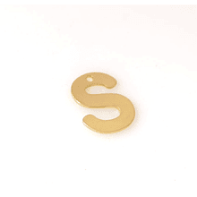 Letra S, baño de oro,15 x 12 mm, por unidad