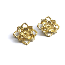 Colgante flor, baño de oro, 18 k, color oro champagne, doble conexión, 20 x 20 mm, por unidad