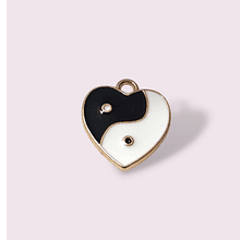 Dije esmaltado ying y yang corazón base dorado, 18 x 15 mm, por unidad