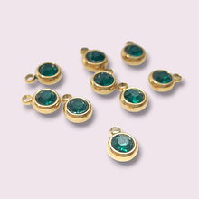 Dije acero dorado con cristal verde esmeralda, 6 mm, por unidad