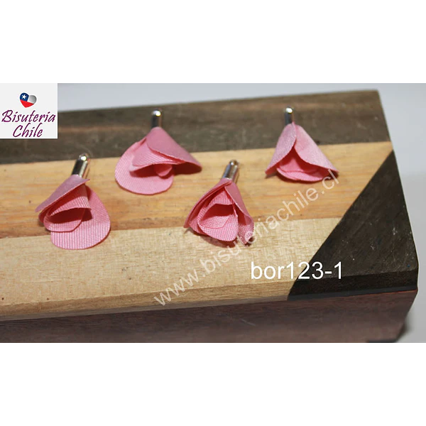 Borla de en forma de flor, color rosado, en base plateada, 26 mm de largo x 13 mm de ancho, ser de 4 unidades