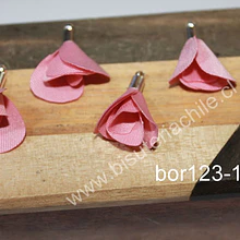 Borla de en forma de flor, color rosado, en base plateada, 26 mm de largo x 13 mm de ancho, ser de 4 unidades