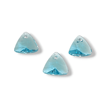 Cristales celestes triángulos facetados, 7 mm, set de 3 unidades