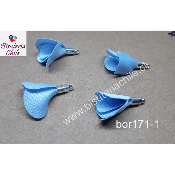 Borla de en forma de flor, color celeste, en base plateado, 26 mm de largo x 13 mm de ancho, ser de 4 unidades