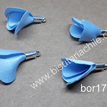 Borla de en forma de flor, color celeste, en base plateado, 26 mm de largo x 13 mm de ancho, ser de 4 unidades