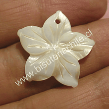Colgante de nacar en forma de flor, 22 mm de diámetro, por unidad.
