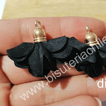 Borla flor negra base dorado, 24 mm de largo, por par