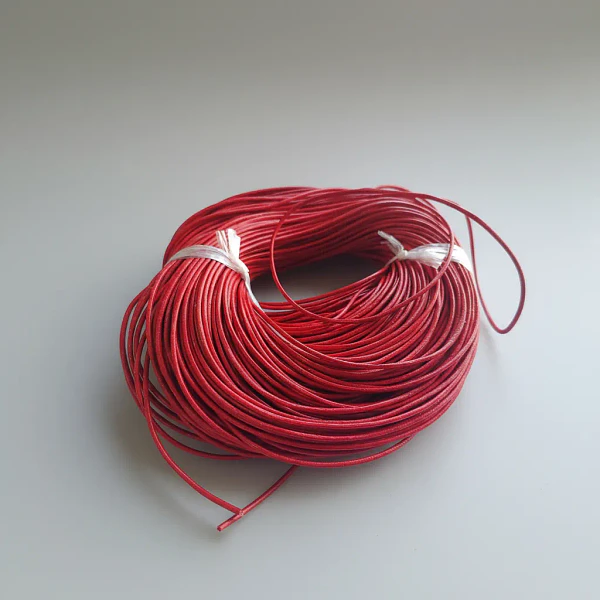 Cuero rojo delgado 2 mm de ancho, por metro