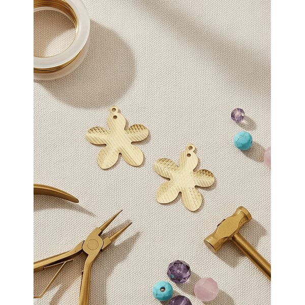 Dije flor baño de oro, 17 mm de diámetro, por par