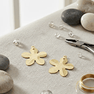 Dije flor baño de oro, 17 mm de diámetro, set de 12 unidades (por mayor)