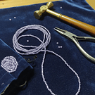 Cristal facetado 1.5 mm en color lila metalizado, 195 cristales aprox