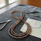 Cristal de 4 mm, color café con brillos plateados tira de 128 cristales aprox.-