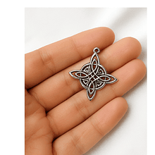 Colgante plateado nudo de bruja, 30 x 27 mm, por unidad