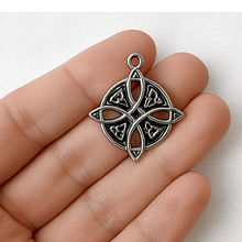 colgante plateado nudo de brujas, 30 x 27 mm, por unidad