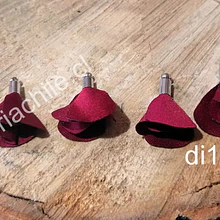 Borla de en forma de flor, color burdeo, en base plateado, 26 mm de largo x 13 mm de ancho, ser de 4 unidades