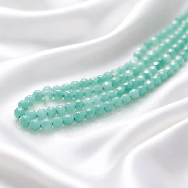 Agata facetada de 4 mm, en tonos verde agua de 95 piedras APROX