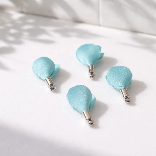 Borla de en forma de flor, color verde agua, en base plateado, 26 mm de largo x 13 mm de ancho, set de 4 unidades