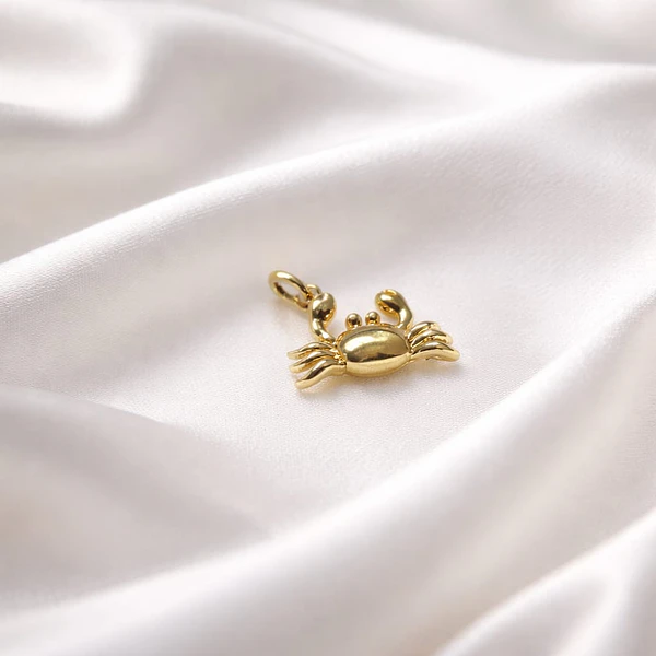 Dije baño de oro en forma de cangrejo, 15 x 10 mm, por unidad